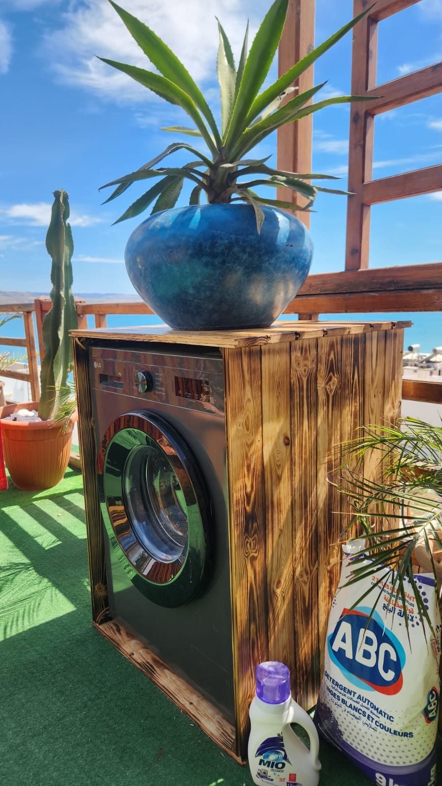 Padova Surf House shared rooftop laundry with sea view